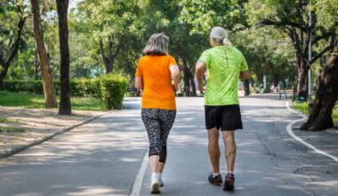 Qual é o exercício que ajuda a proteger os joelhos de adultos mais velhos?