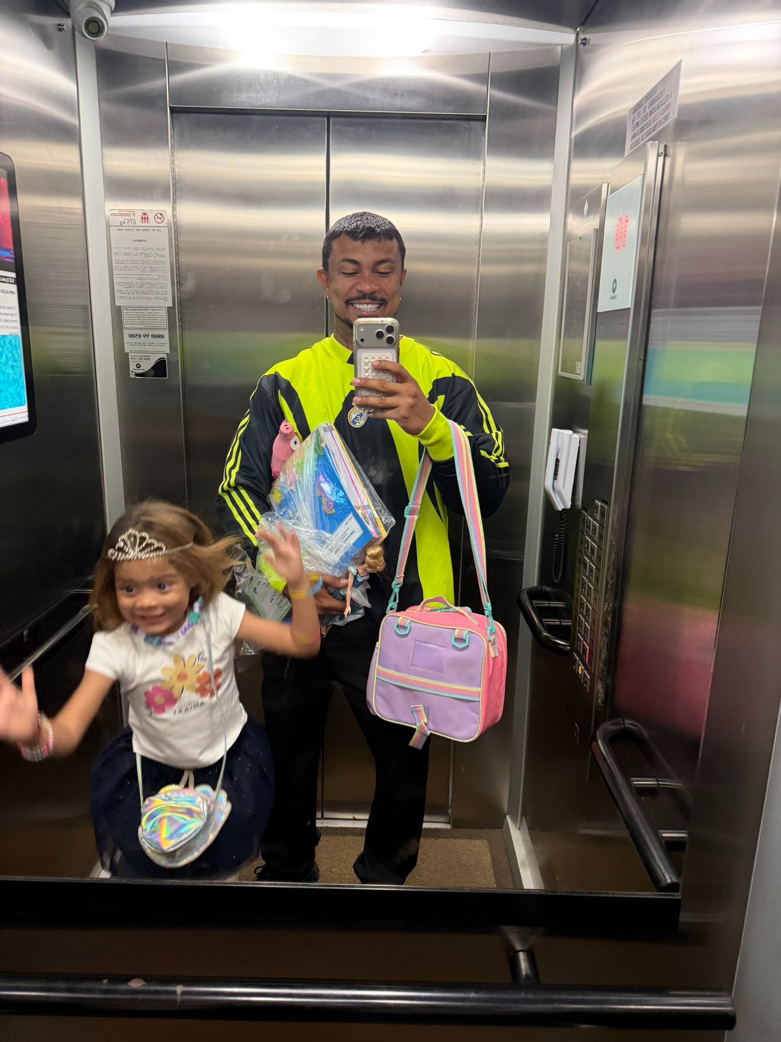 Xamã com a filha caçula, Hanna - Foto: Reprodução / X @xamaoficial