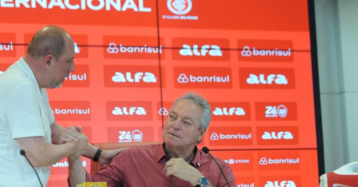 Barcellos se emociona ao apresentar Abel Braga e exalta gesto do técnico em trabalhar sem salário
