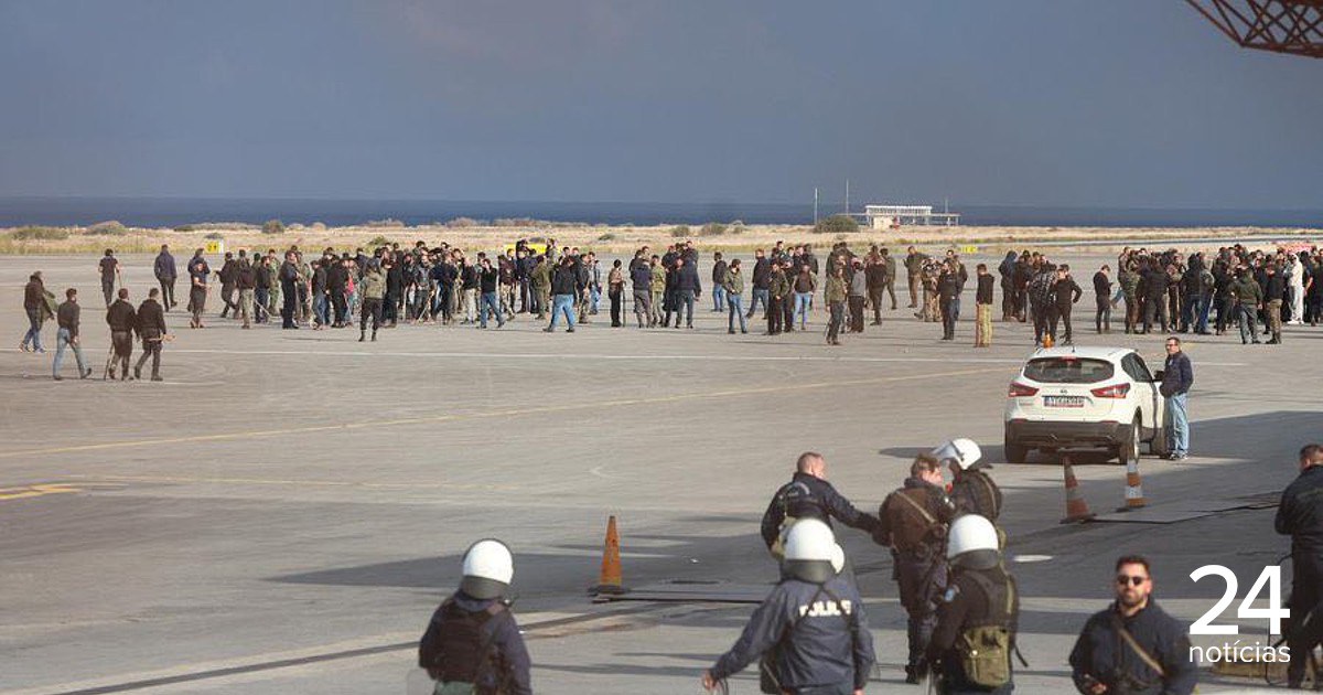 Agricultores gregos obrigam ao encerramento do aeroporto de Creta e enfrentam polícia de choque - Atualidade