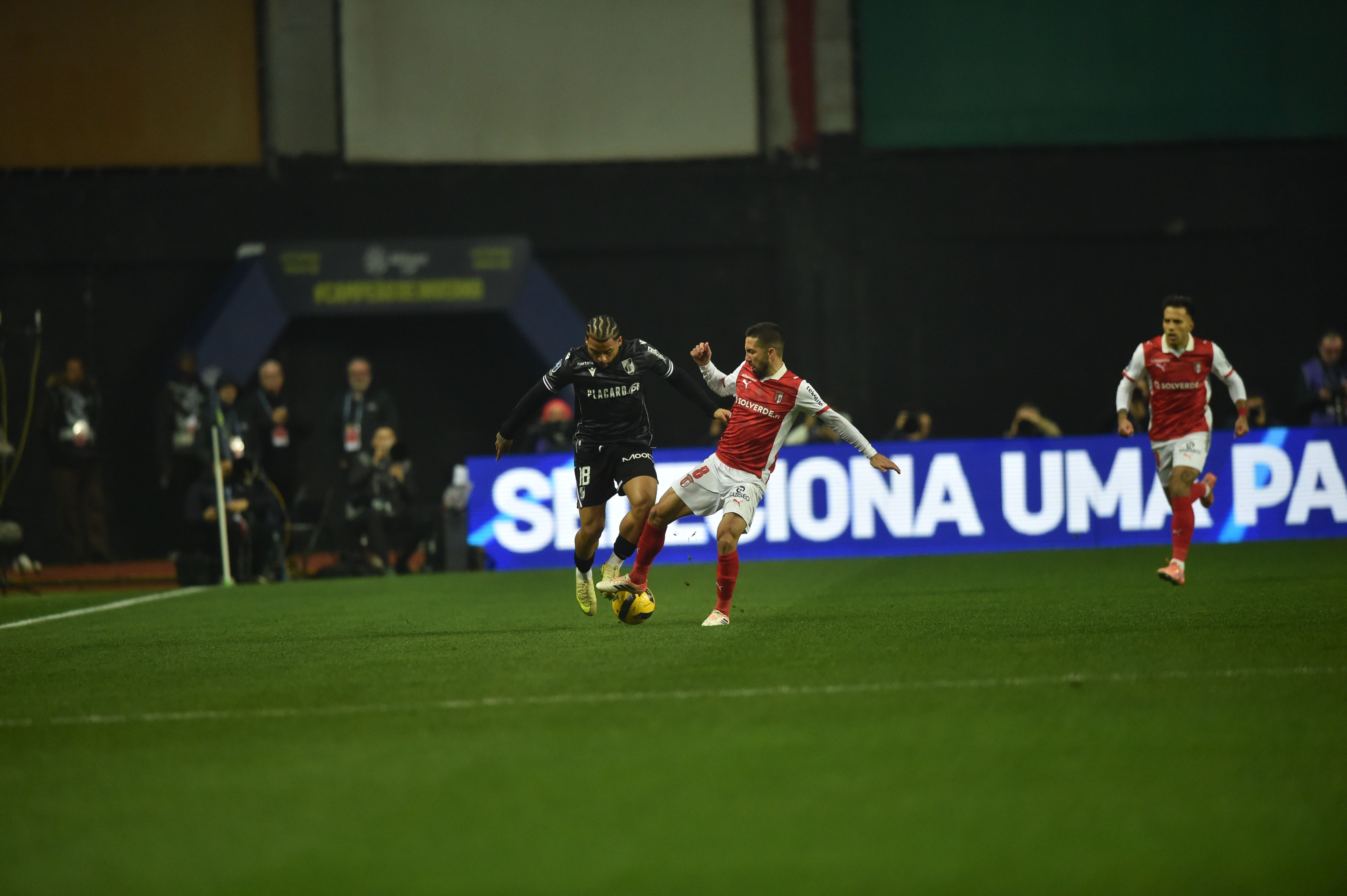 Telmo Arcanjo em duelo com João Moutinho - Foto: Miguel Nunes