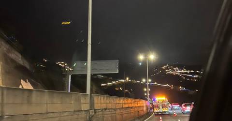 Colisão na via rápida faz sair bombeiros e provoca longas filas de trânsito