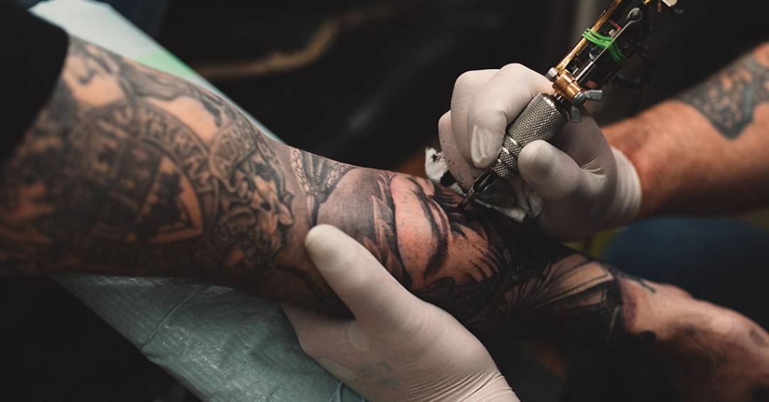 Tatuagens, toxinas e o sistema imune: o que você precisa saber antes de fazer uma