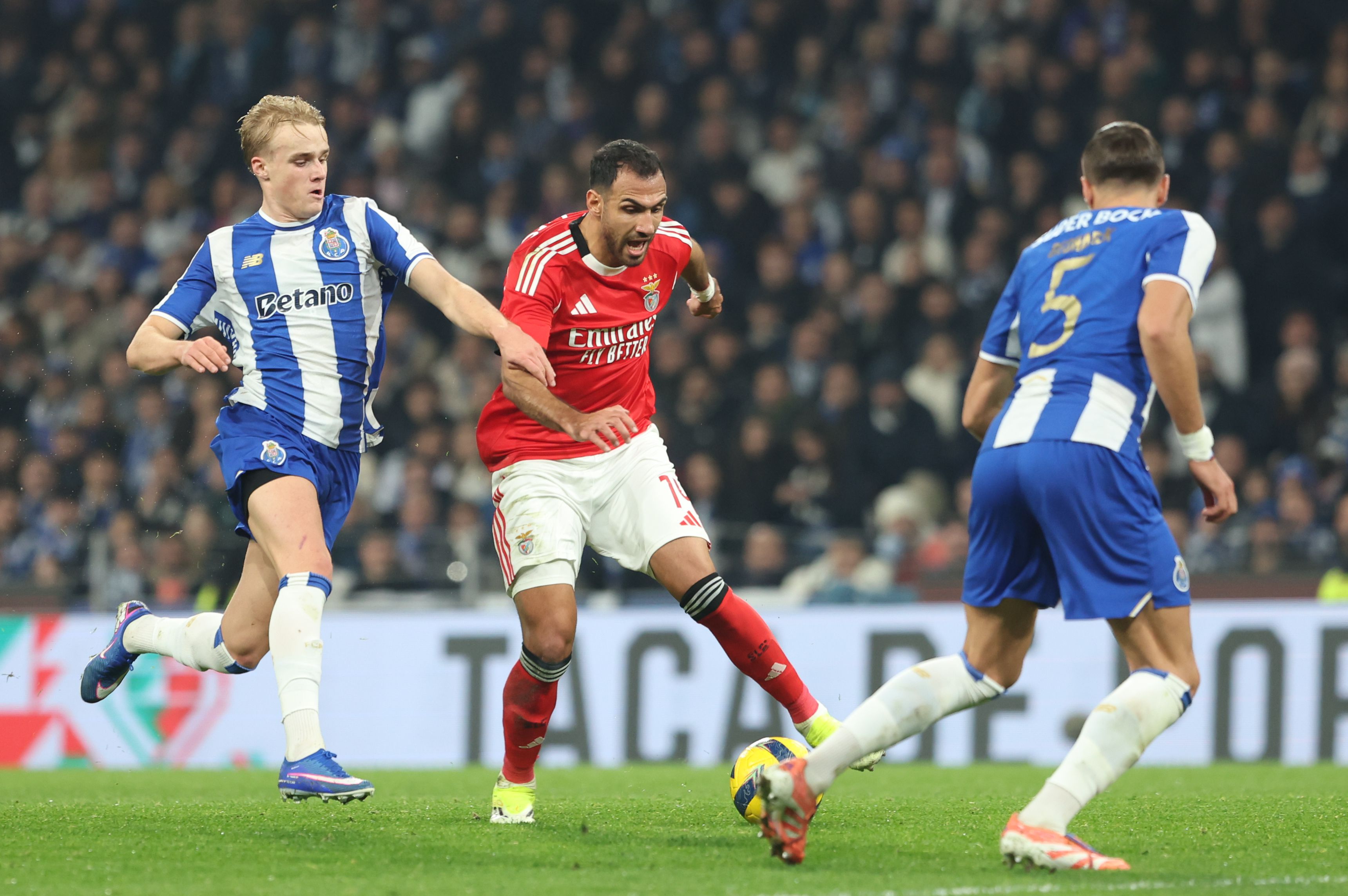 Froholdt persegue Pavlidis. Foto: Catarina Morais/Kapta+