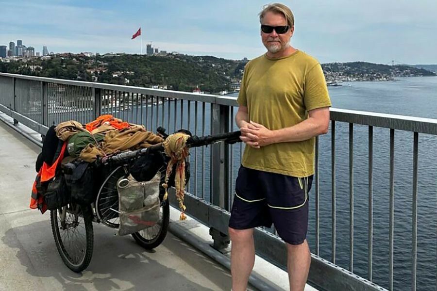 Karl quis dar a volta ao mundo a pé. 27 anos depois, a sua viagem épica está perto do fim