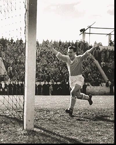 Arsénio (Benfica) - 3 golos em jogos entre Benfica e FC Porto na Taça de Portugal - Foto: A BOLA