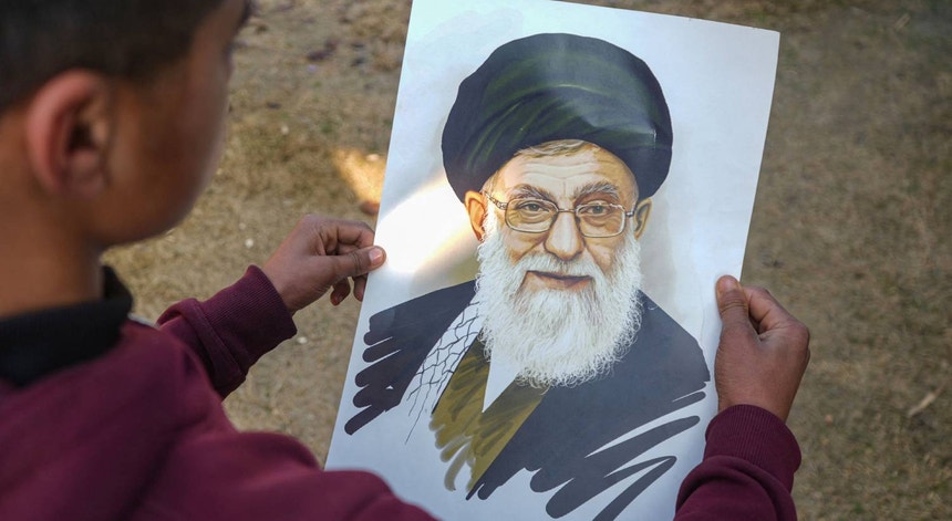 Irão. Comunicação com o exterior parcialmente cortada em meio de escalada de protestos