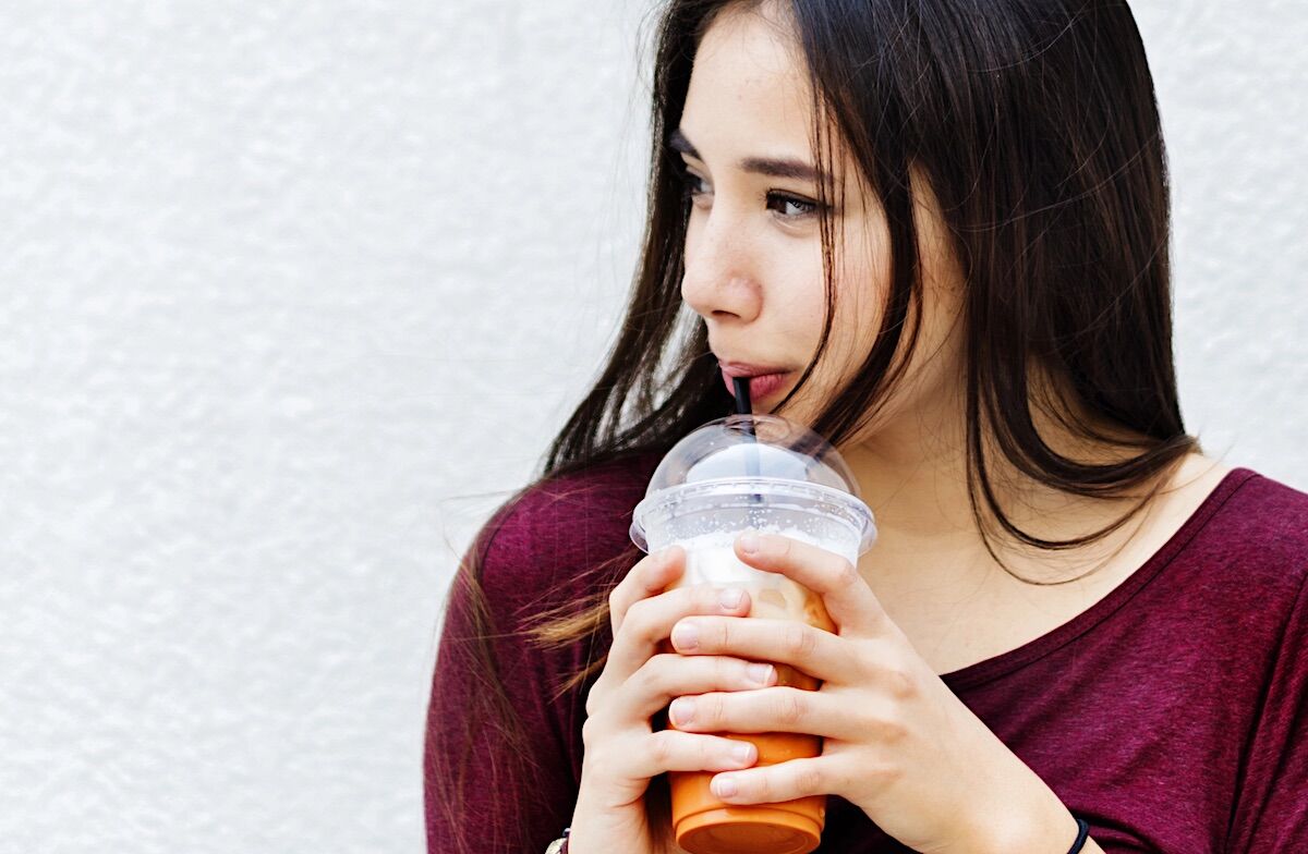 Em 2021, a UE baniu as palhinhas de plástico para proteger o ambiente. Não está a resultar