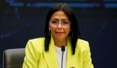 Presidente interina cria comissão para libertação de Maduro