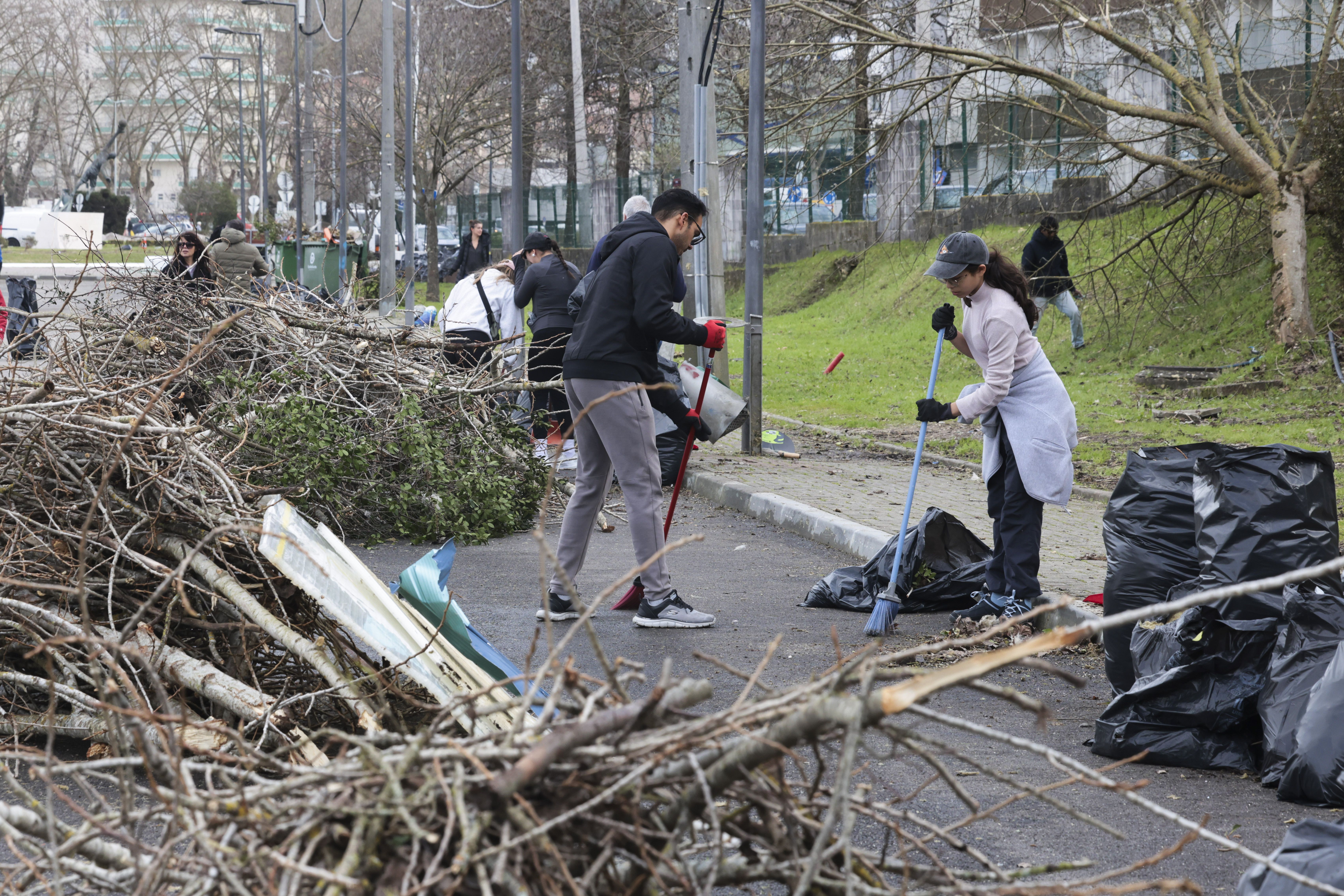 Voluntários ajudam na remoção de detritos provocados pela depressão Kristin, no centro de Leiria. Governo decretou situação de calamidade entre as 00:00 de quarta-feira até às 23:59 de 1 de fevereiro - Foto: MANUEL DE ALMEIDA/LUSA