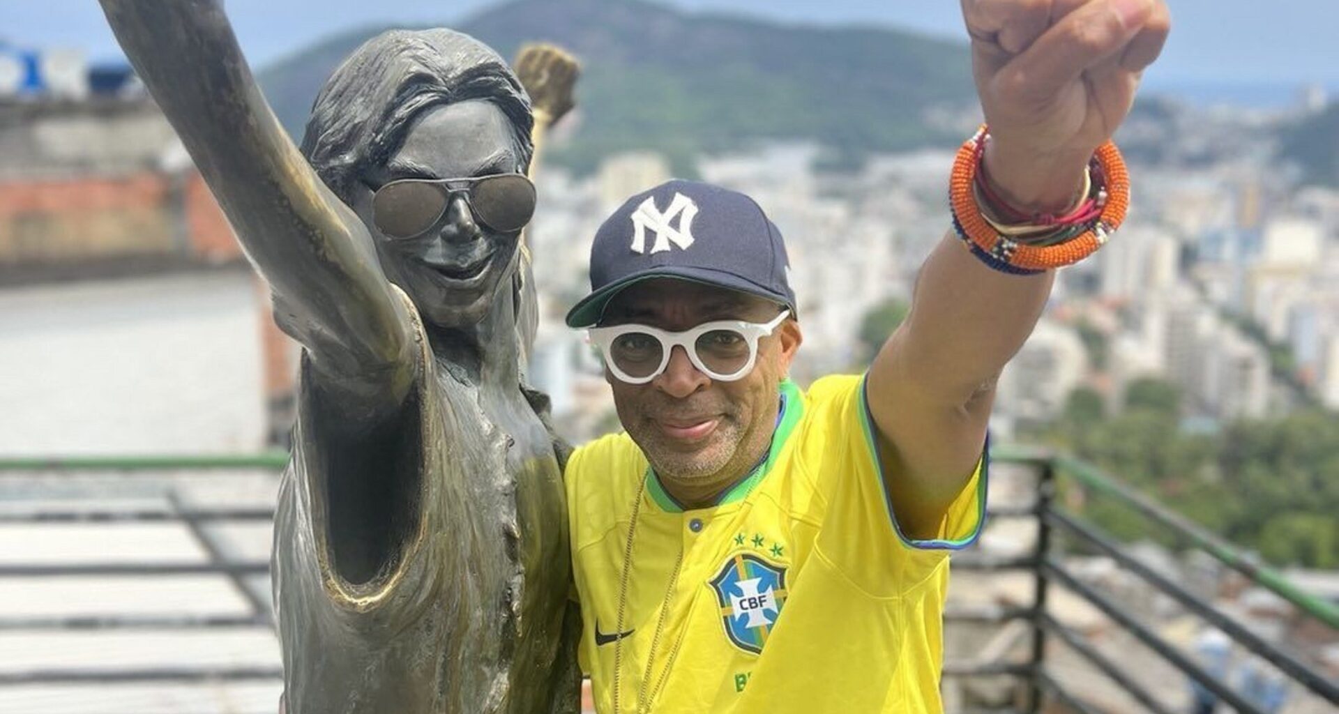 Spike Lee posta foto em favela carioca com estátua de Michael Jackson; relembre clipe icônico