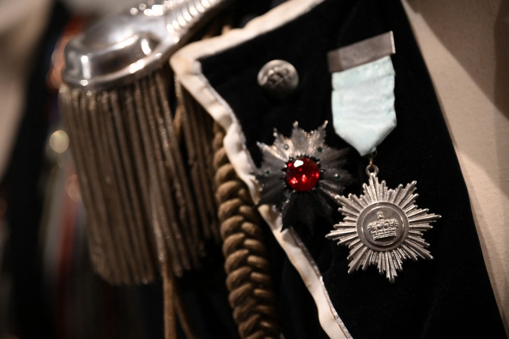 Luxuosa jaqueta cerimonial de estilo militar criada para a festa de 39 anos de Freddie Mercury — Foto: Daniel LEAL / AFP