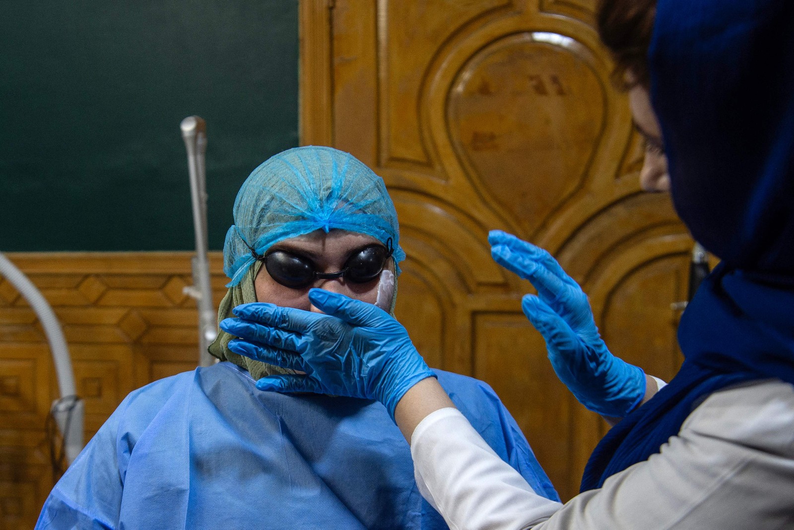 Tratamento a laser no rosto de uma mulher afegã em clínica de estética em Cabul — Foto: Wakil KOHSAR / AFP