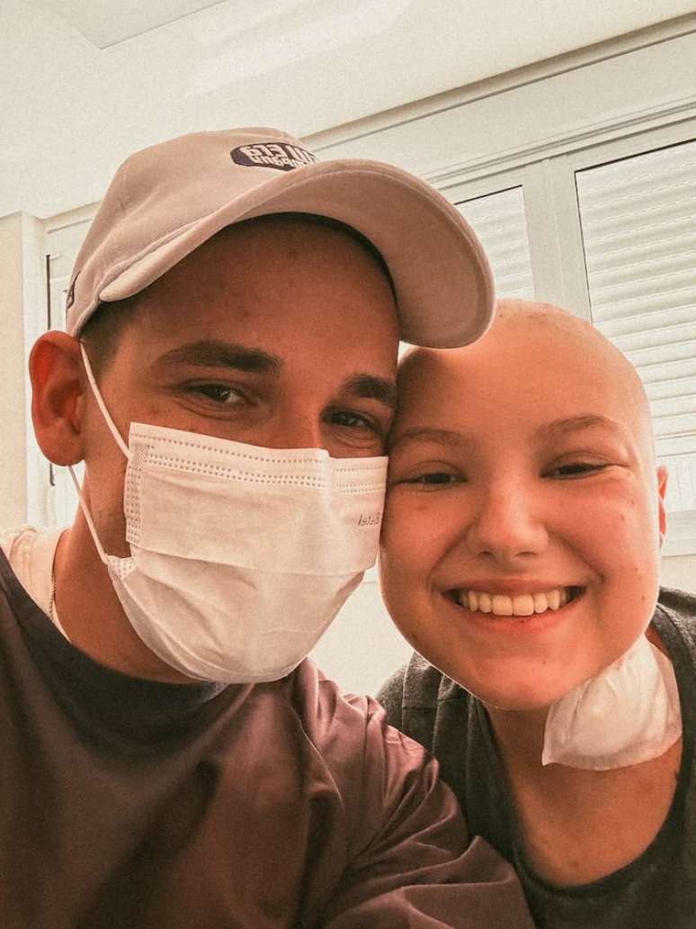 Lucas Borbas se emociona ao falar sobre o estado de saúde de Isabel Veloso.