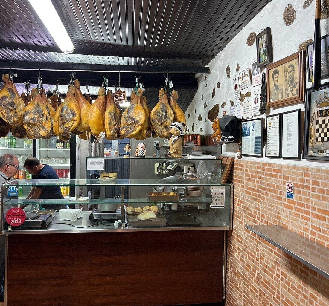 Só pagas 10 euros neste tasco "tipicamente português com os melhores petiscos e vinhos do país"