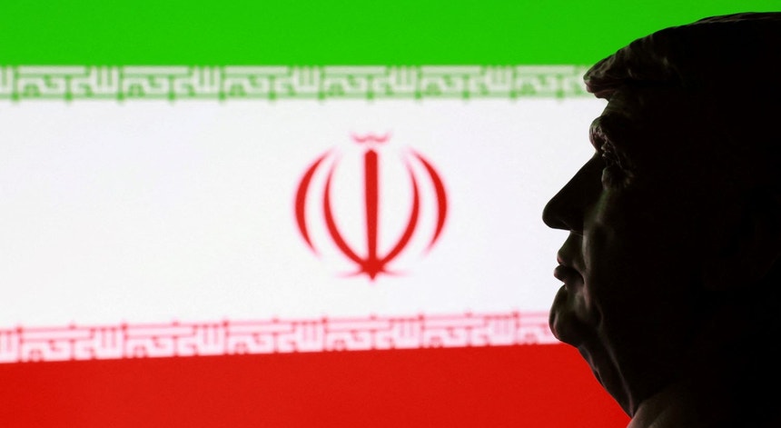 Presidente dos EUA admite atacar Irão "onde dói" mas afasta "botas no terreno"