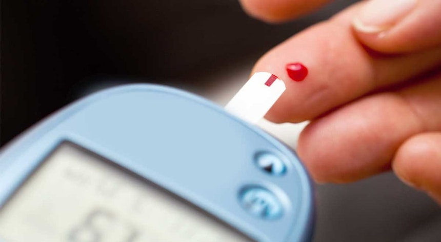 Gota de sangue da ponta do dedo pode detetar Alzheimer