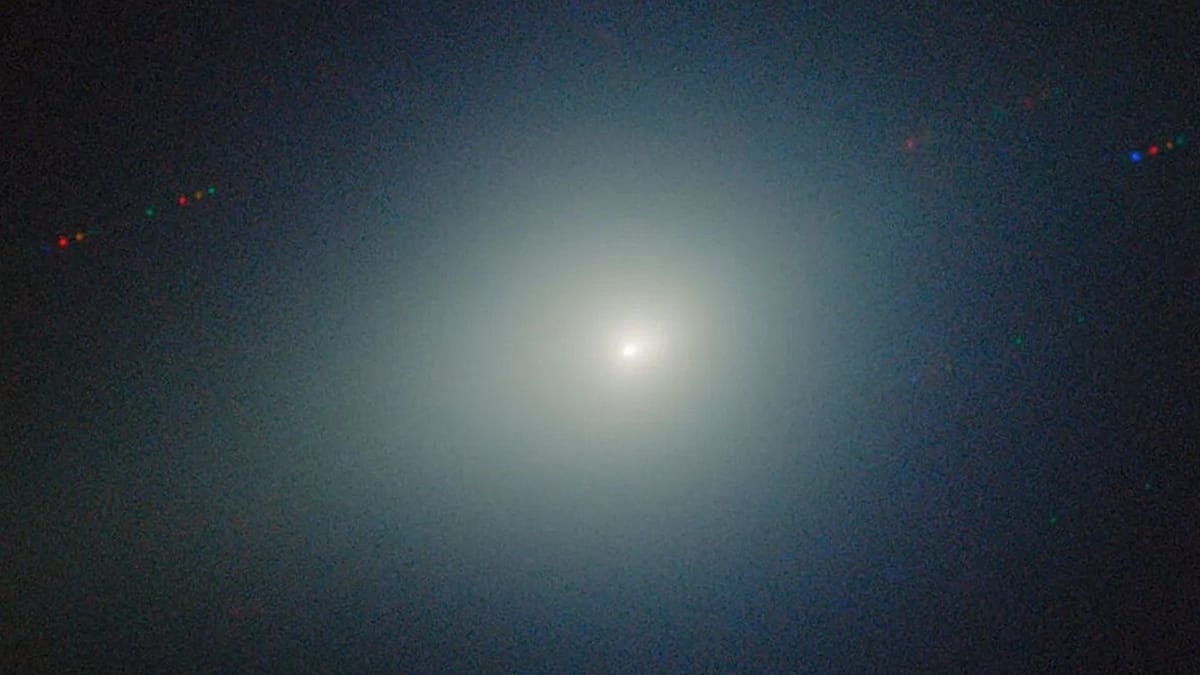 Novas imagens mostram raro cometa interestelar 3I/ATLAS a atravessar o Sistema Solar