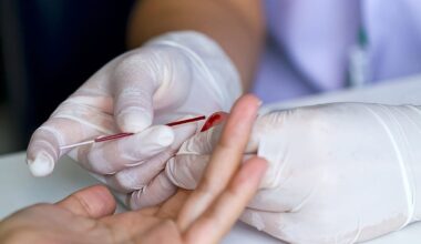 Novo exame de sangue por via de picada no dedo pode ajudar a detetar Alzheimer a partir de amostra recolhida em casa
