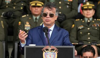 Presidente colombiano pronto a "pegar em armas" face às ameaças de Trump