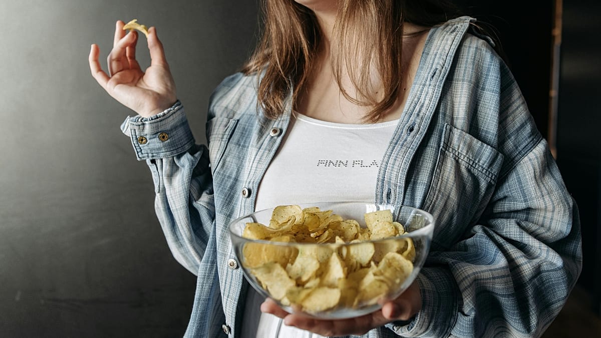 Inglaterra: adultos ingerem por semana sal igual ao de 155 pacotes de batatas fritas, aponta estudo