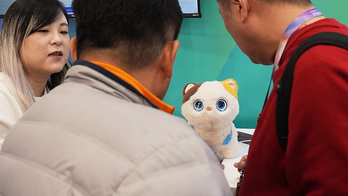 Ganham atualizações digitais na CES 2026 robôs ao estilo Tamagotchi, Cubo de Rubik e LEGO