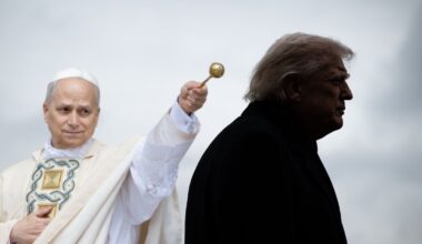 Este Papa não papa grupos, muito menos o que governa o seu país. Pode sair-lhes caro