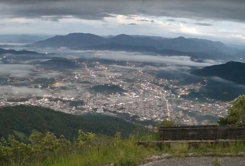 (Vídeo) Previsão do tempo: semana típica de verão com calor abafado e chuva diária em Jaraguá do Sul