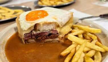 Qual a francesinha que até os chefs procuram? Pode muito bem ser esta no Porto