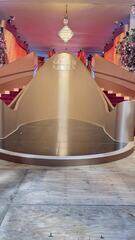 Repórter mostra os bastidores do local do Globo de Ouro