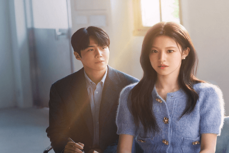 “O Amor Pode Ser Traduzido?” acompanha um intérprete talentoso que descobre que sentimentos não seguem as mesmas regras das palavras “O Amor Pode Ser Traduzido?” acompanha um intérprete talentoso que descobre que sentimentos não seguem as mesmas regras das palavras