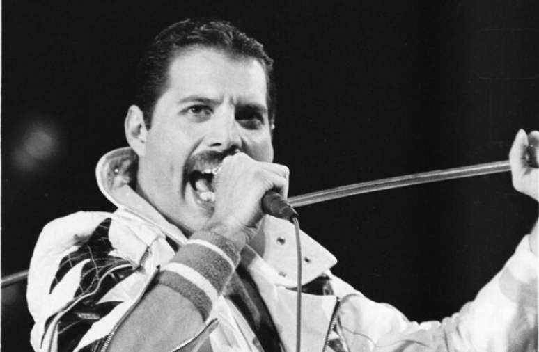 Freddie Mercury em sua apresentação com a banda Queen, no dia 11 de janeiro de 1985, no primeiro dia de Rock in Rio.