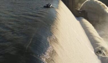 Barco fica preso à beira de uma cascata de 40 metros de altura, tripulantes resgatados em segurança