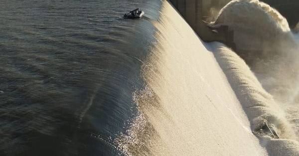 Barco fica preso à beira de uma cascata de 40 metros de altura, tripulantes resgatados em segurança
