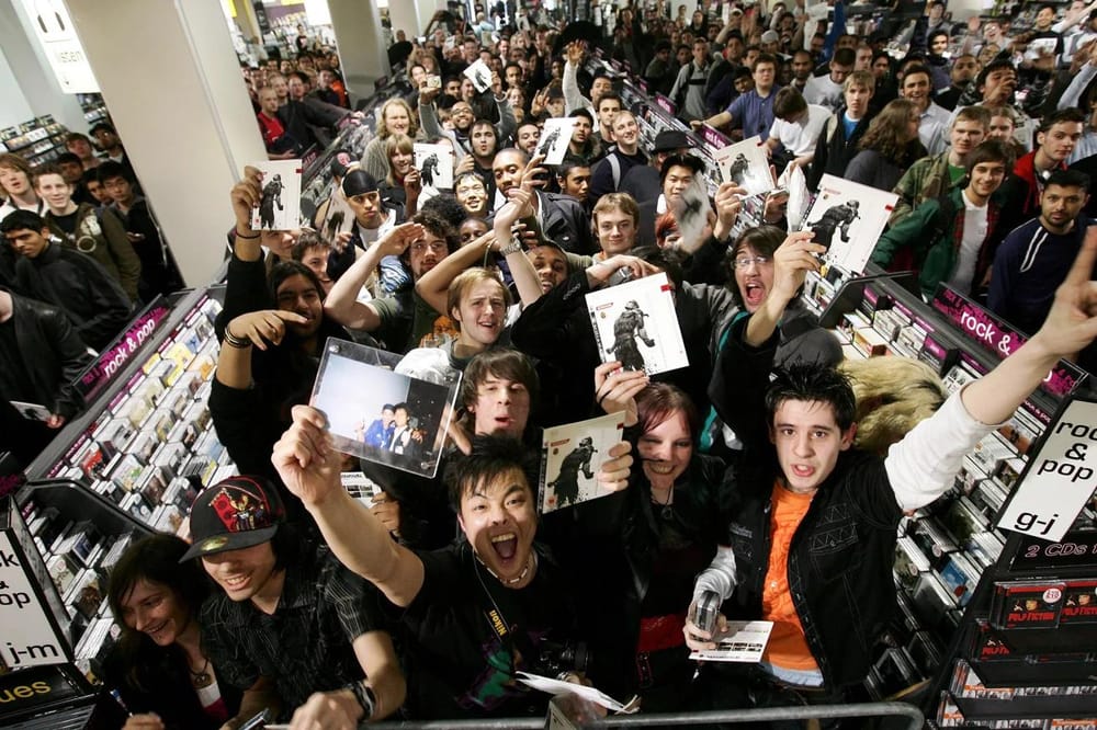 Fãs em fila para uma sessão de autógrafos do jogo “Metal Gear Solid 4: Guns of the Patriots” de Kojima, em Londres, em 2008 (James Mccauley/Shutterstock)