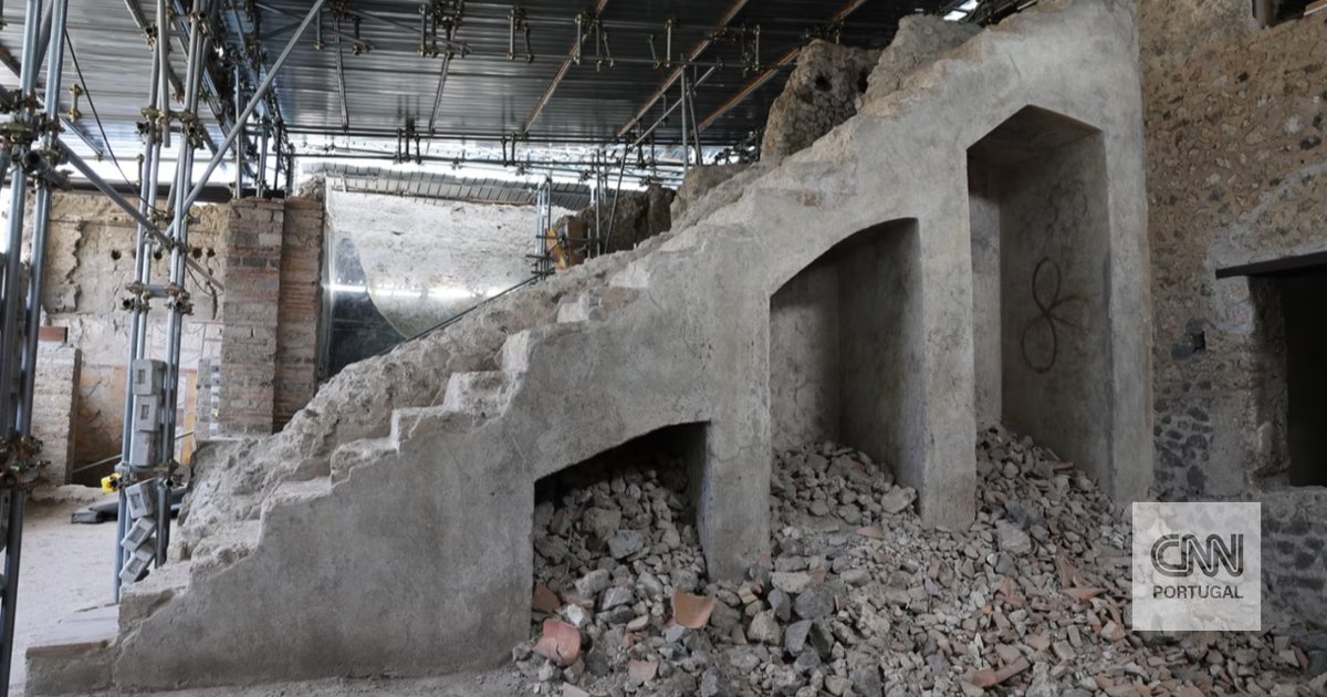 Uma antiga escadaria de pedra parecia não levar a lugar nenhum. Agora, está a revelar a antigos tesouros de Pompeia