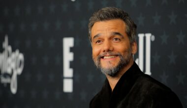 Sorridente, Wagner Moura chega à cerimônia de premiação do Critics Choice Awards, considerado o pré-Oscar – R7 Entretenimento