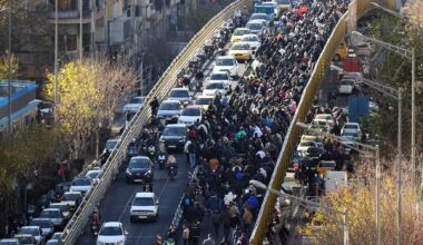 Protestos no Irão fazem mortos e expõem impasse do regime: economia em colapso, repressão brutal e um aviso de Trump