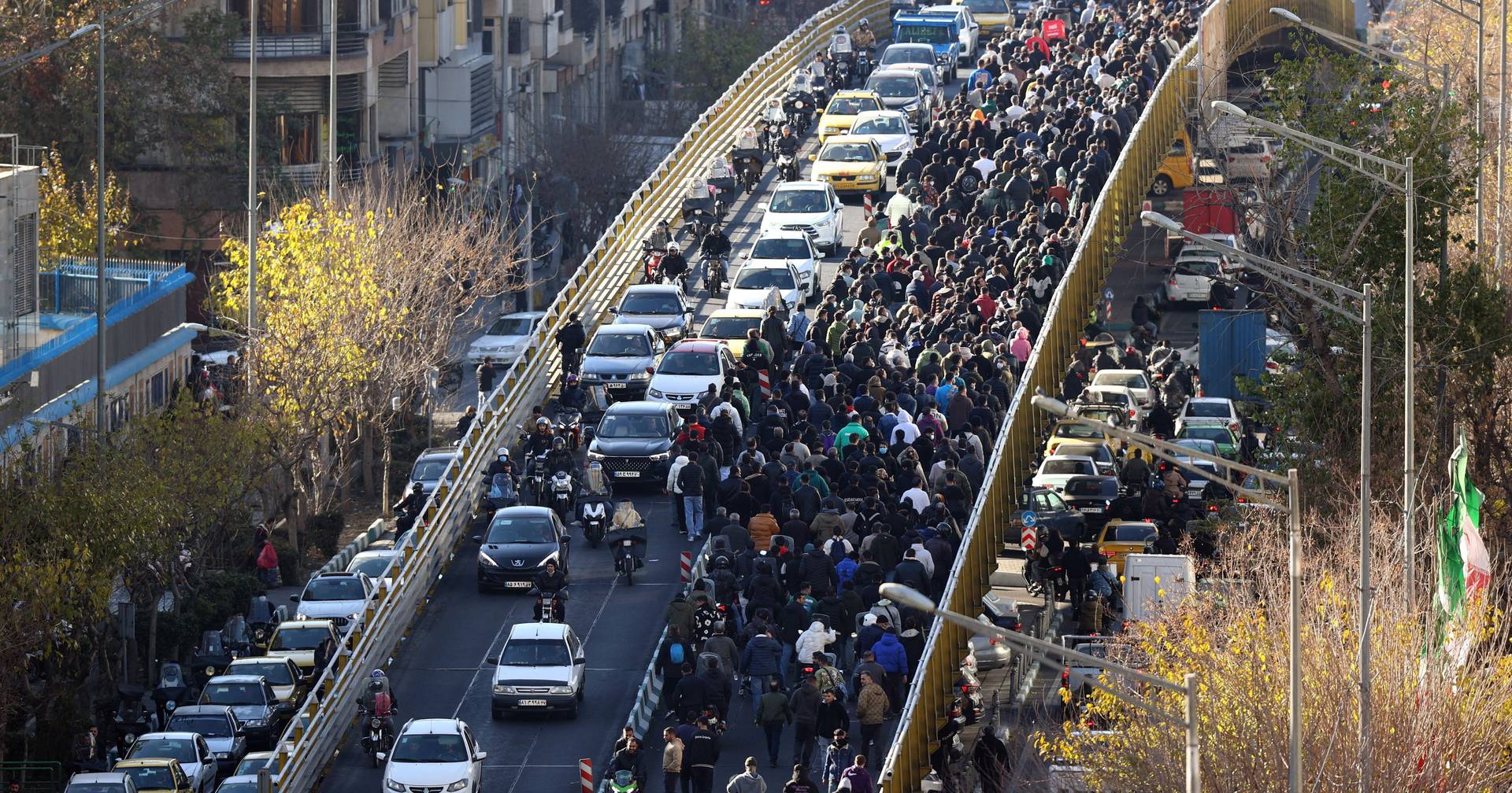 Protestos no Irão fazem mortos e expõem impasse do regime: economia em colapso, repressão brutal e um aviso de Trump