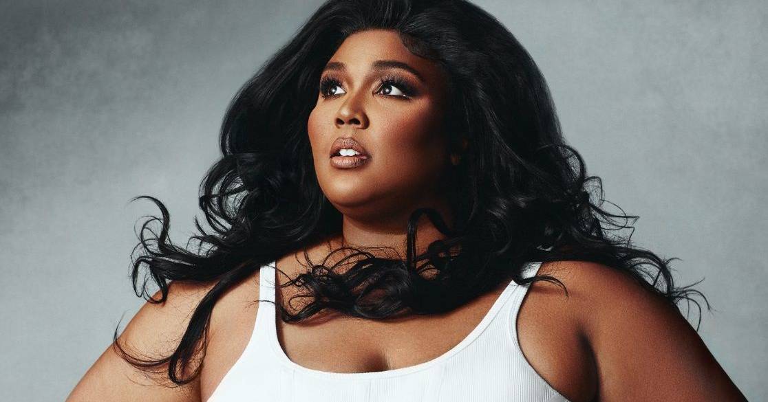 Lizzo mostra corpo muito mais magro em biquíni