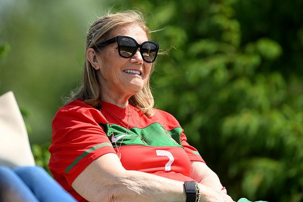 Quem repara nas unhas de Dolores Aveiro... tira notas para a próxima manicure