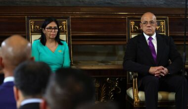 ‘Drones’ abatidos perto do palácio presidencial, Delcy Rodríguez toma posse como Presidente interina - Expresso