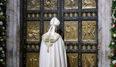 O Papa fecha a Porta Santa: é bom continuar a sermos peregrinos de esperança