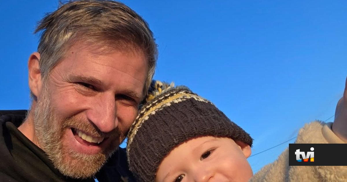 Em cima de uma mota, noivo de Maria Botelho Moniz e o filho Vicente vivem momento irresistível - Novelas