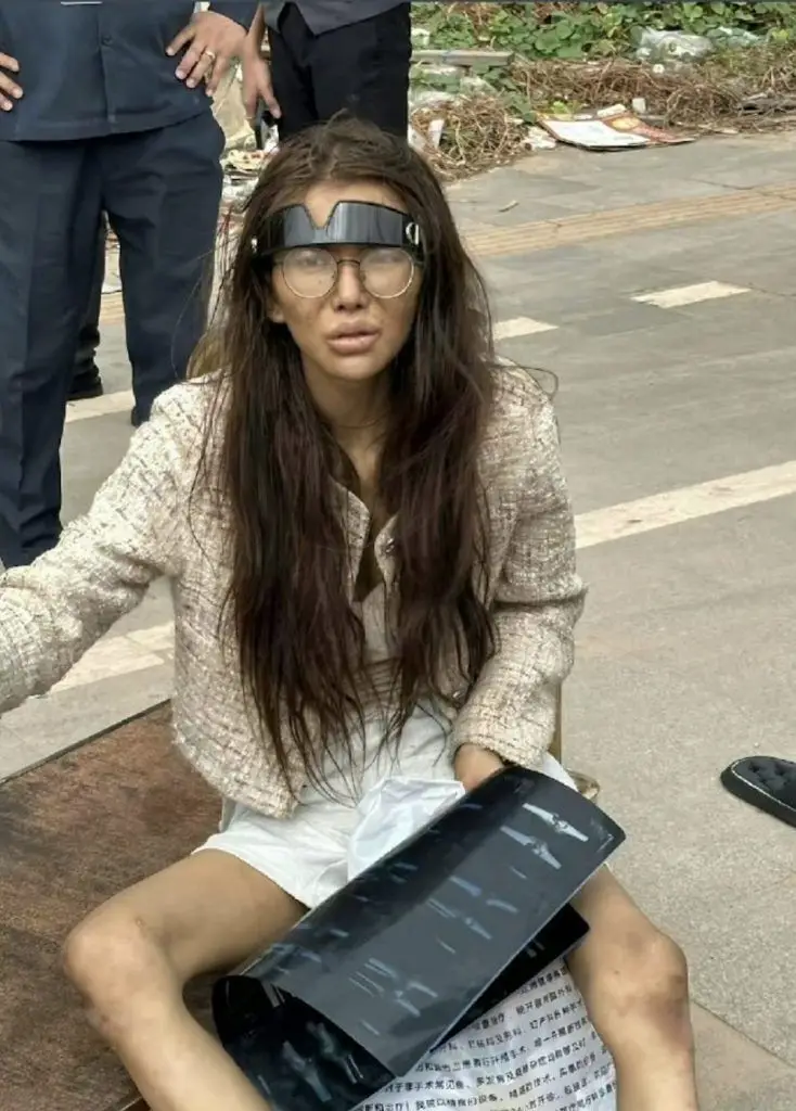 Influenciadora chinesa vítima de tráfico humano encontrada em mau estado e a viver na rua no Camboja