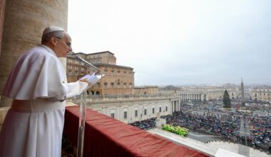 Papa no Angelus: em vez da indústria da guerra se afirme o artesanato da paz
