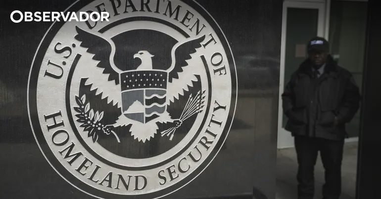 Agente do ICE mata mulher a tiro durante operação policial – Observador