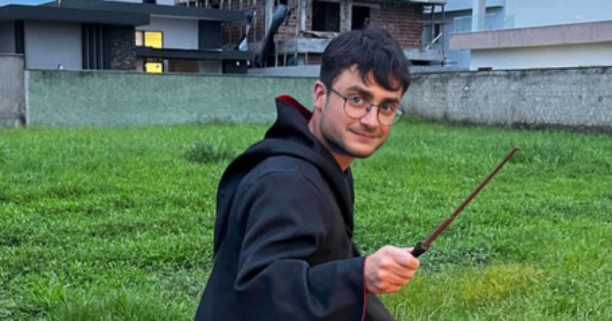 Cantor sósia de Harry Potter troca nome após notificação da Warner