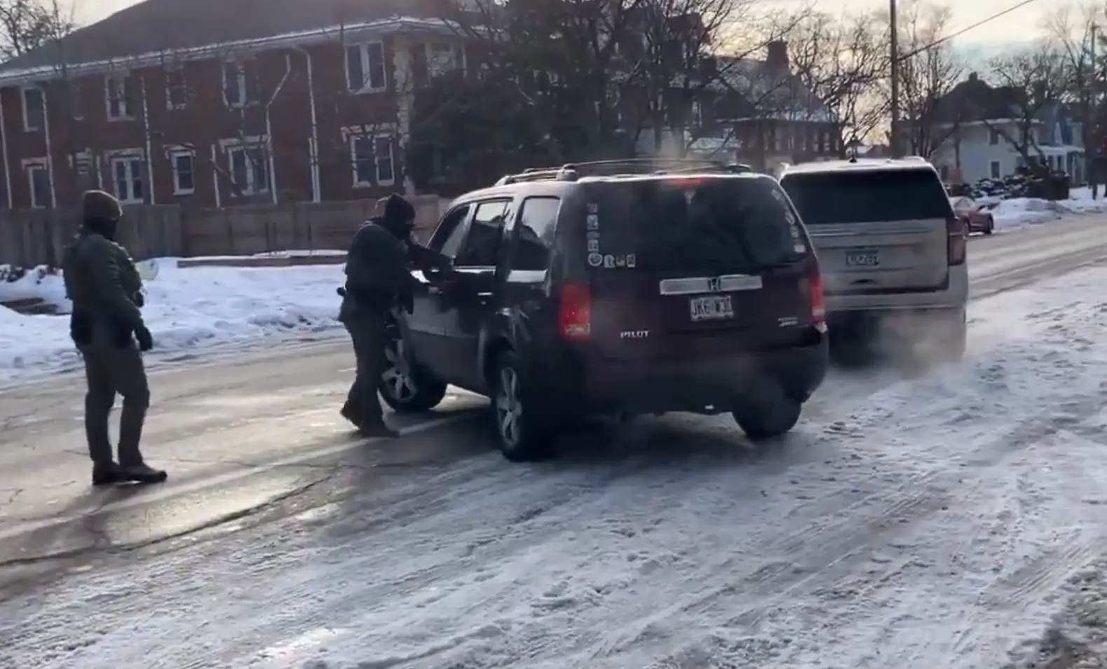 Mulher é morta a tiro pelo ICE, Donald Trump acusa vítima de resistência e culpa “esquerda radical”