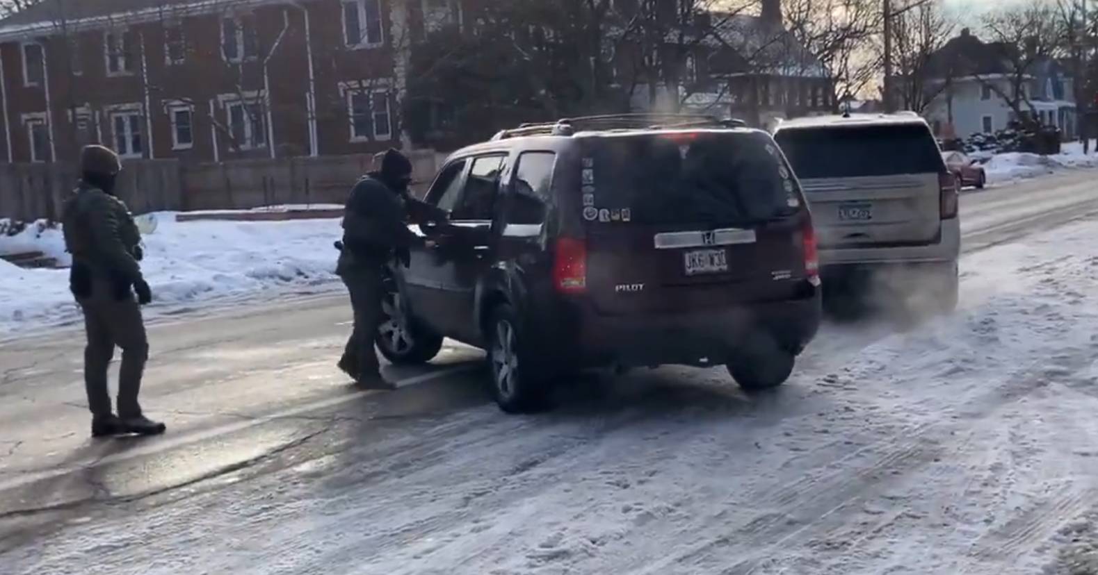 Mulher é morta a tiro pelo ICE, Donald Trump acusa vítima de resistência e culpa “esquerda radical”